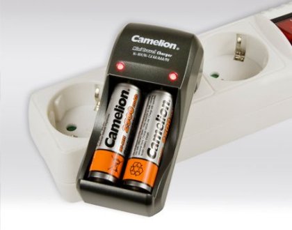 Зарядно за акумулаторни батерии CAMELION за 2 батерии АА/ААА или 1 батерия 9V